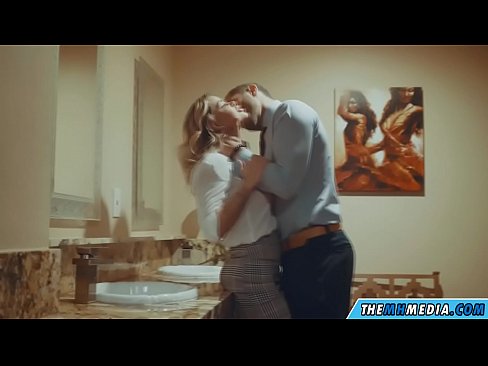 ❤️ Wann eng Busty Blond Iech an engem ëffentlechen Toilette verféiert ️❌ Sluts bei eis ❌
